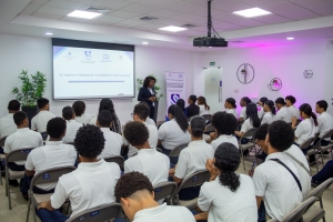Estudiantes y equipo directivo del Centro Pedagógico Juana de Arco visitan institución
