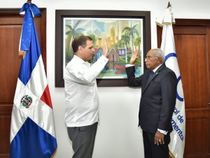 Ministro de Hacienda Juramenta Nuevo Director General de Digecog