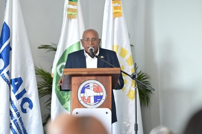 Director DIGECOG imparte conferencia a contadores