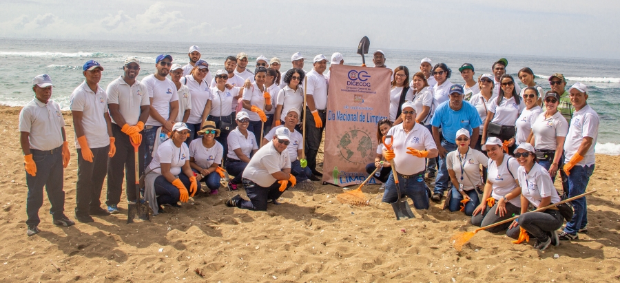 Colaboradores realizan jornada de limpieza en la costa de la playa Güibia